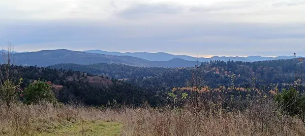 Sonbaharda Kapatske Dağları 'nın zirvelerinin fotoğraflı manzarası