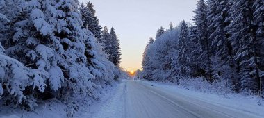 Kışın beyaz karla güneşin doğuşunu seyretmek
