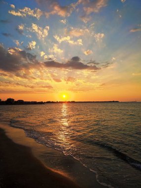 Akşamları ufukta batan güneşin denizindeki yansımayı görebilirsin.