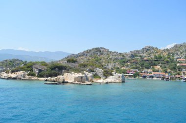 Türkiye 'de deniz manzarası güneşli bir gün. Yat ve teknelerle dolu şehir manzarası. Seyahat konsepti. Mesaj için yer var. Yatay