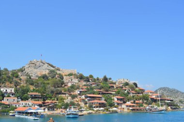 Türkiye 'de deniz manzarası güneşli bir gün. Yat ve teknelerle dolu şehir manzarası. Seyahat konsepti. Metin için boşluk.