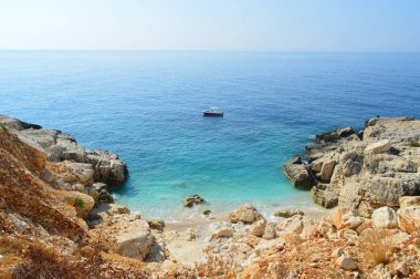 Türkiye 'nin dağdaki deniz manzarası çok güzel. Mavi deniz. Güzel manzara. İnsan yok. Metin için boşluk, kopyalamak için boşluk. Yatay