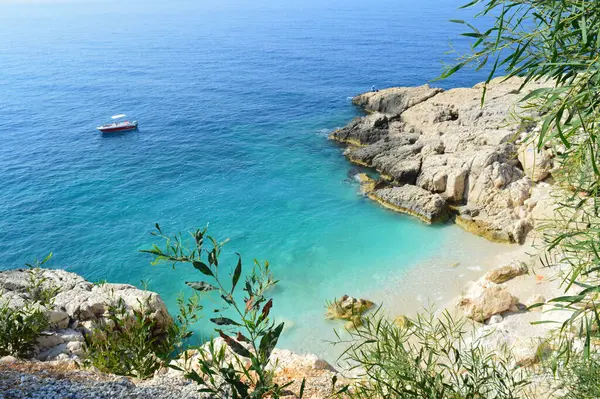 Türkiye 'nin dağdaki deniz manzarası çok güzel. Mavi deniz. Güzel manzara. İnsan yok. Metin için boşluk, kopyalamak için boşluk. Yatay