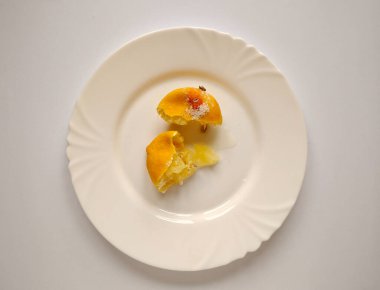 Sarı limonlu beyaz ve kırmızı küf. Bozuk meyveler ve hafif arka planda küfler. Sağlıksız yemek..