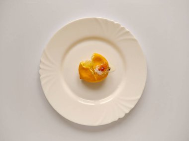 Sarı limonlu beyaz ve kırmızı küf. Bozuk meyveler ve hafif arka planda küfler. Sağlıksız yiyecekler. Üst Manzara. Çöp yiyecekler.