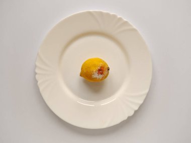 Sarı limonlu beyaz ve kırmızı küf. Bozuk meyveler ve hafif arka planda küfler. Sağlıksız yiyecekler. Üst görünüm.