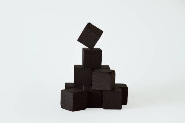 Beyaz arka planda kömür küpleri kompozisyonu. Nargile için kömür küpleri. Marka tasarımlarınız ve sosyal medya içeriğiniz için fotoğraf. Metin için boşluk.