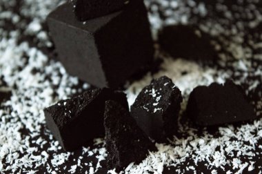 Beyaz arka planda kömür küpleri kompozisyonu. Nargile için kömür küpleri. Marka tasarımlarınız ve sosyal medya içeriğiniz için fotoğraf. Metin için boşluk.