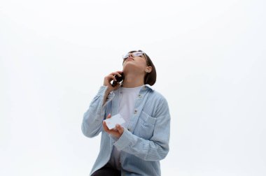 Mutsuz genç kız banka desteğini arıyor, operatör veya yöneticiyle iletişim kurma konusunda konuşuyor kredi kartı ödemelerinde sorun yaşıyor, servis şikayetleri kavramı. Banka desteği.