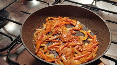 Sağlıklı Karıştırma kirli bir tavada gaz sobasında sebze pişirdi. Yakın çekimde yatay fotoğraf. Ev yemeği. Ev yapımı..