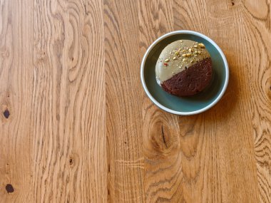 Fındıklı çikolatalı kurabiyeler, yarı jöleli, açık ahşap bir masada, üst tarafta. Mesaj için yer var. Kafeler, restoranlar, fırınlar için reklam. Dizinin bir parçası.