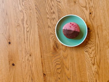 Fındıklı çikolatalı kurabiyeler, yarı jöleli, açık ahşap bir masada, üst tarafta. Mesaj için yer var. Kafeler, restoranlar, fırınlar için reklam. Dizinin bir parçası.