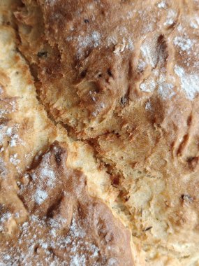 Açık mermer zemin üzerinde tam buğday ve çavdar unundan yapılmış taze ev yapımı ekmek. Leavende Çıtır Mayasız Ekmek. Uzayı kopyala Dikey. Fırınlar, kafeler, restoranlar için fotoğraf. Dizinin bir parçası.