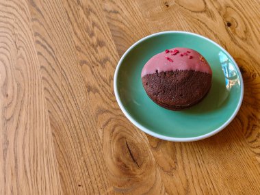 Fındıklı çikolatalı kurabiyeler, yarı jöleli, açık ahşap bir masada, üst tarafta. Mesaj için yer var. Kafeler, restoranlar, fırınlar için reklam.