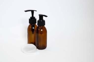 Şık kehribar pompa modeli cilt bakımı, saç bakımı ve çeşitli sıvı depolama kozmetik ürünleri için mükemmel bir seçim. Makyaj malzemelerini çıkarmak için pamuk pedlerle.