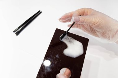 Kirpikleri için siyah fırça ve kaşları için şampuan köpüğü, kirpikleri temizlemek konsepti. Yüksek açı. Yatay olarak. Kozmetikçiler ve güzellik uzmanları için içerik.