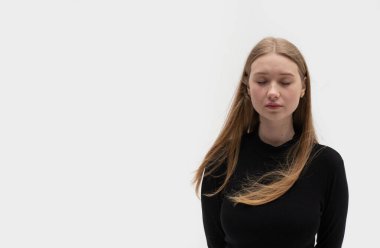 Hüzünlü, sefil, ümitsiz, kederli, ağlayan, gözü yaşlı siyah bir kadının portresi. Bela sırasında açık siyah bir arkaplan, hayat zorlukları, kayıp ve duygusal sorunlar. Dizinin bir parçası.