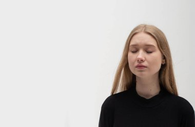 Hüzünlü, sefil, ümitsiz, kederli, ağlayan, gözü yaşlı siyah bir kadının portresi. Bela sırasında açık siyah bir arkaplan, hayat zorlukları, kayıp ve duygusal sorunlar. Dizinin bir parçası.