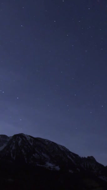 Vídeo Vertical Formado Por Una Montaña Cielo Nocturno Con Estrellas — Vídeo de stock