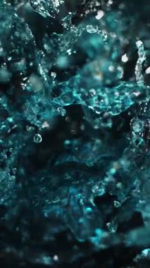 Yavaş Hareketli Su Damlacıkları Gerçekçi Arkaplanda Sıçrıyor ve Hareket Ediyor