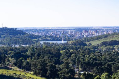 Vadisi, dağları ve gölüyle Tandil şehrinin havadan görünüşü