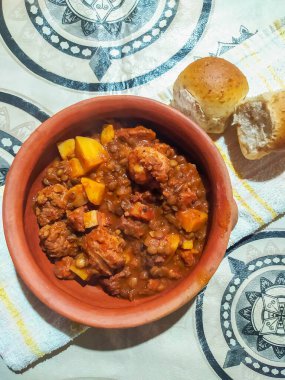 LENTILS, VEGETLE VE ETLERİ İLE BİR STEW GÖREVİ