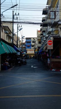 Tayland 'da gün batımında teknede balıkçılar.