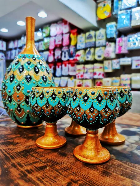 Pazar yerinde geleneksel Türk seramikleri