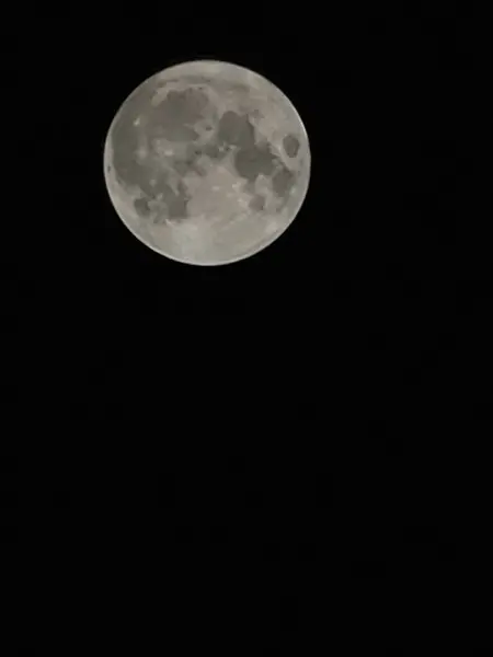 Gece gökyüzünde dolunay