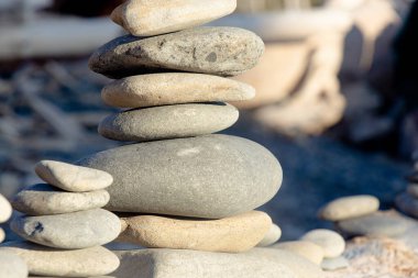 Sahilde taş piramit