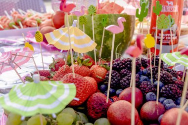 Cam kavanozlarda renkli şekerler.