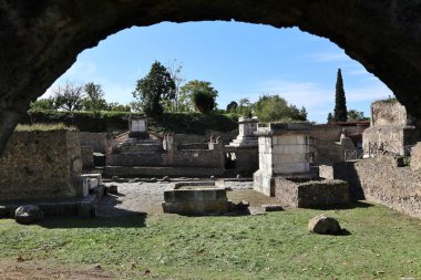 Pompeii, Campania, İtalya - 14 Ekim 2021: Pompeii Arkeoloji Parkı 'ndaki Via delle Tombe' deki Porta Ercolano Necropolis