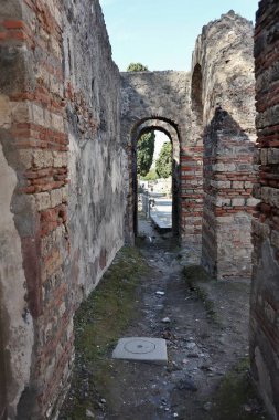 Pompeii, Campania, İtalya - 14 Ekim 2021: Pompeii Arkeoloji Parkı 'ndaki Via delle Tombe' deki Porta Ercolano Necropolis