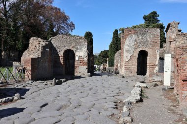 Pompeii, Campania, İtalya - 14 Ekim 2021: Pompeii Arkeoloji Parkı 'ndaki Via delle Tombe' deki Porta Ercolano Necropolis