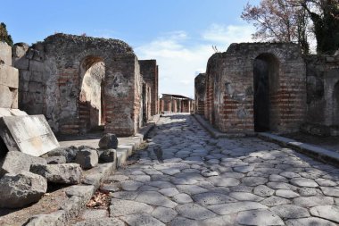Pompeii, Campania, İtalya - 14 Ekim 2021: Pompeii Arkeoloji Parkı 'ndaki Via delle Tombe' deki Porta Ercolano Necropolis