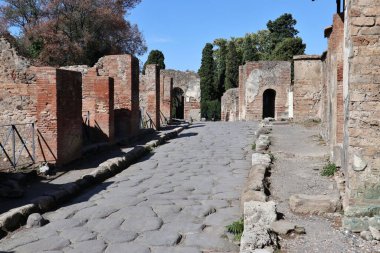 Pompeii, Campania, İtalya - 14 Ekim 2021: Pompeii Arkeoloji Parkı 'ndaki Via delle Tombe' deki Porta Ercolano Necropolis