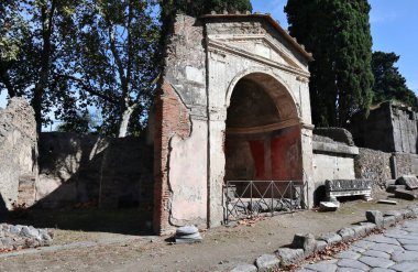 Pompeii, Campania, İtalya - 14 Ekim 2021: Pompeii Arkeoloji Parkı 'ndaki Via delle Tombe' deki Porta Ercolano Necropolis