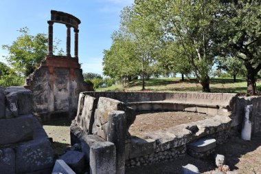 Pompeii, Campania, İtalya - 14 Ekim 2021: Pompeii Arkeoloji Parkı 'ndaki Via delle Tombe' deki Porta Ercolano Necropolis