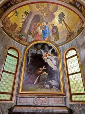 Pompeii, Campania, İtalya - 14 Ekim 2021: 19. yüzyıl Pompeii Kutsal Bakiresi 'nin yan şapelleri