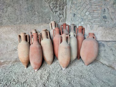 Pompeii, Campania, İtalya - 14 Ekim 2021: Pompeii Arkeoloji Parkı 'ndaki Casa della Nave Europa' da Amphorae