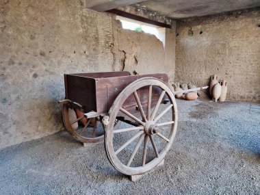 Pompeii, Campania, İtalya - 14 Ekim 2021: Pompeii Arkeoloji Parkı 'ndan Vicolo di Paquius Proculus' ta Casa del Menandro 'da araba
