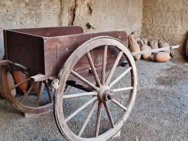 Pompeii, Campania, İtalya - 14 Ekim 2021: Pompeii Arkeoloji Parkı 'ndan Vicolo di Paquius Proculus' ta Casa del Menandro 'da araba