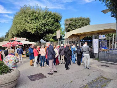 Pompeii, Campania, İtalya - 14 Ekim 2021: Piazza Immacolata 'dan Pompeii Arkeoloji Parkı Porta Amfitiyatrosunun girişi