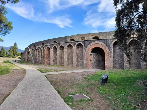 ポンペイ カンパニア イタリア 2021年10月14日 ポンペイ考古学公園のVia CastisioとPiazzale Anfitateroの間のローマの円形劇場 — ストック写真
