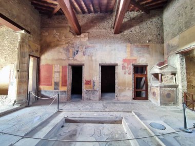 Pompeii, Campania, İtalya - 14 Ekim 2021: Pompeii Arkeoloji Parkı 'ndan Vicolo di Paquius Proculus' ta Casa del Menandro