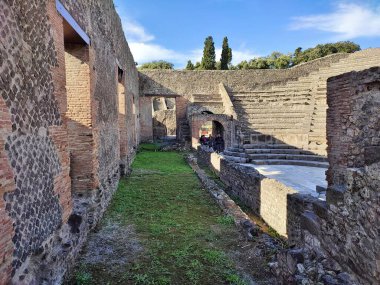 Pompeii, Campania, İtalya - 14 Ekim 2021: Pompeii arkeoloji parkında Teatro Piccolo