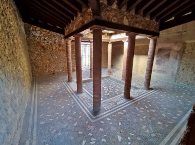 Pompeii, Campania, İtalya - 14 Ekim 2021: Pompeii Arkeoloji Parkı 'ndan Vicolo di Paquius Proculus' ta Casa del Menandro