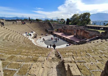 Pompeii, Campania, İtalya - 14 Ekim 2021: Pompeii Arkeoloji Parkı 'nda Teatro Grande
