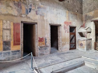 Pompeii, Campania, İtalya - 14 Ekim 2021: Pompeii Arkeoloji Parkı 'ndan Vicolo di Paquius Proculus' ta Casa del Menandro