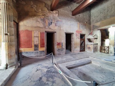 Pompeii, Campania, İtalya - 14 Ekim 2021: Pompeii Arkeoloji Parkı 'ndan Vicolo di Paquius Proculus' ta Casa del Menandro